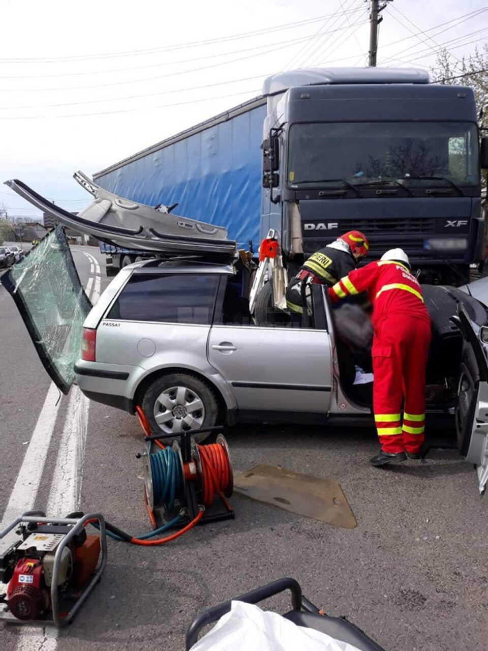 Șoferul autoturismului, scos de pompieri din caroseria avariată