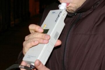 Un minor beat, care a intrat cu mașina într-un cap de pod, cercetat de polițiști pentru patru infracțiuni