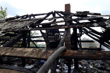 Incendiul a distrus acoperișul casei din Fălticeni