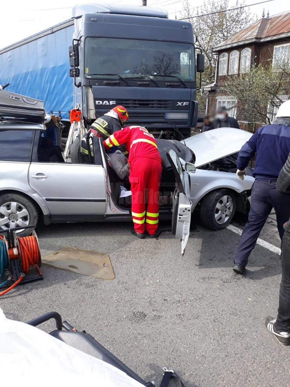 Șoferul autoturismului, scos de pompieri din caroseria avariată
