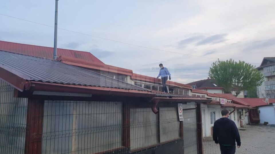 Vineri seara, polițiștii se chinuiau să găsească cuțitul folosit la agresiune