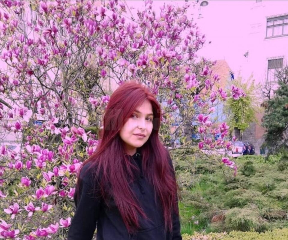 Raluca Țonea este elevă în clasa a XII-a la Colegiul de Arte „Ciprian Porumbescu” Raluca Țonea este elevă în clasa a XII-a la Colegiul de Arte „Ciprian Porumbescu”