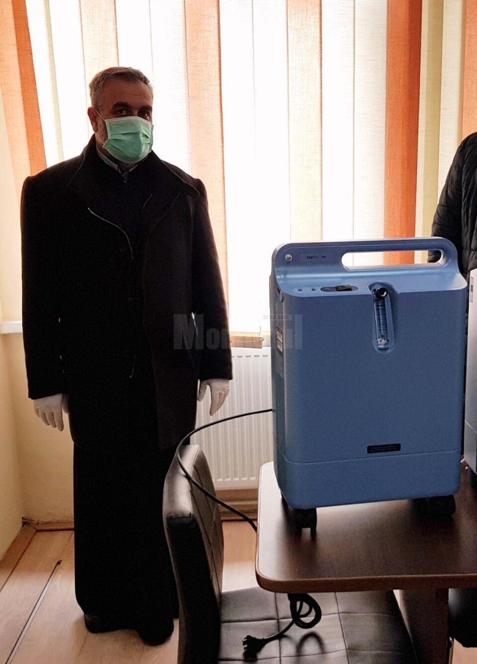 Părintele protoiereu Adrian Dulgheriu și concentratorul de oxigen