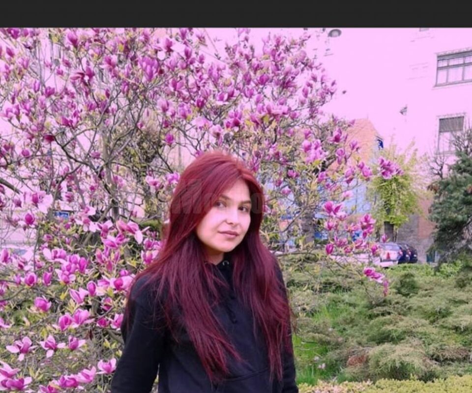 Raluca Țonea este elevă în clasa a XII-a la Colegiul „Ciprian Porumbescu” Suceava Raluca Țonea este elevă în clasa a XII-a la Colegiul „Ciprian Porumbescu” Suceava