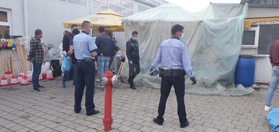 Client înjunghiat în piept de un comerciant, în Piața Burdujeni