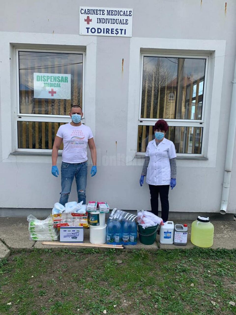 Fundația Umanitară Nord 2001 - Sânge pentru România a donat materiale de protecție și dezinfectanți cabinetelor medicale din Todirești