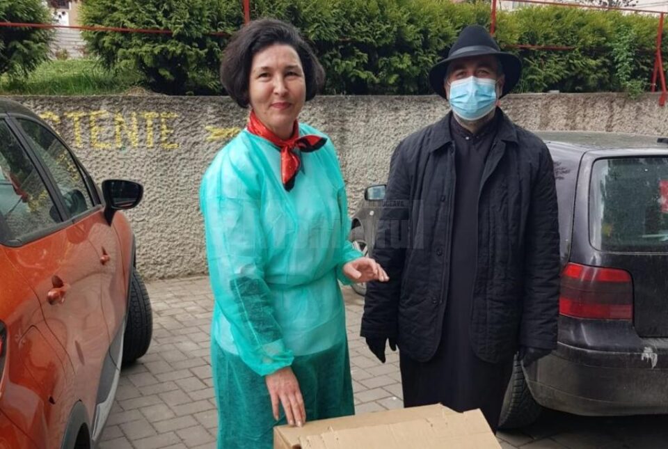 Părintele protoiereu Adrian Dulgheriu și medicul Elena Iftimesei