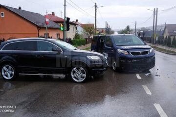 Dubă a Jandarmeriei, lovită de un Audi Q7 la ieșirea din Suceava spre Siret