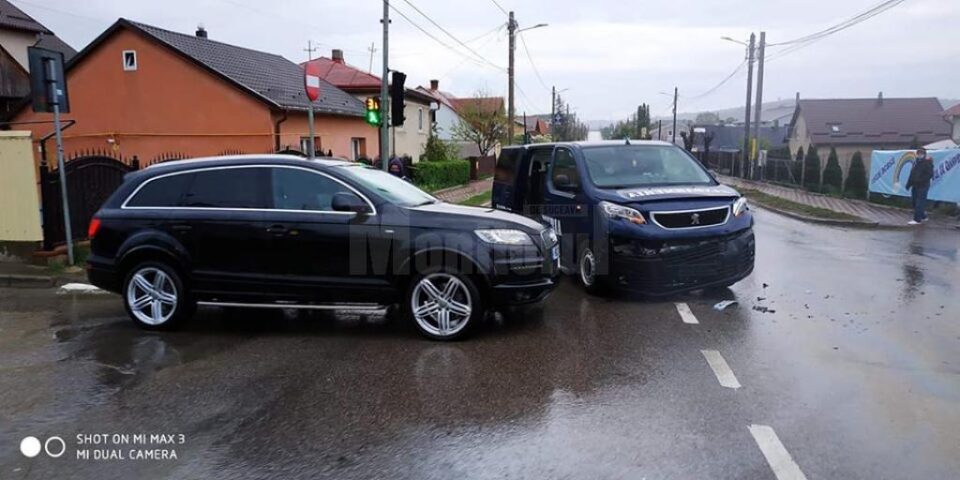 Dubă a Jandarmeriei, lovită de un Audi Q7 la ieșirea din Suceava spre Siret Dubă a Jandarmeriei, lovită de un Audi Q7 la ieșirea din Suceava spre Siret