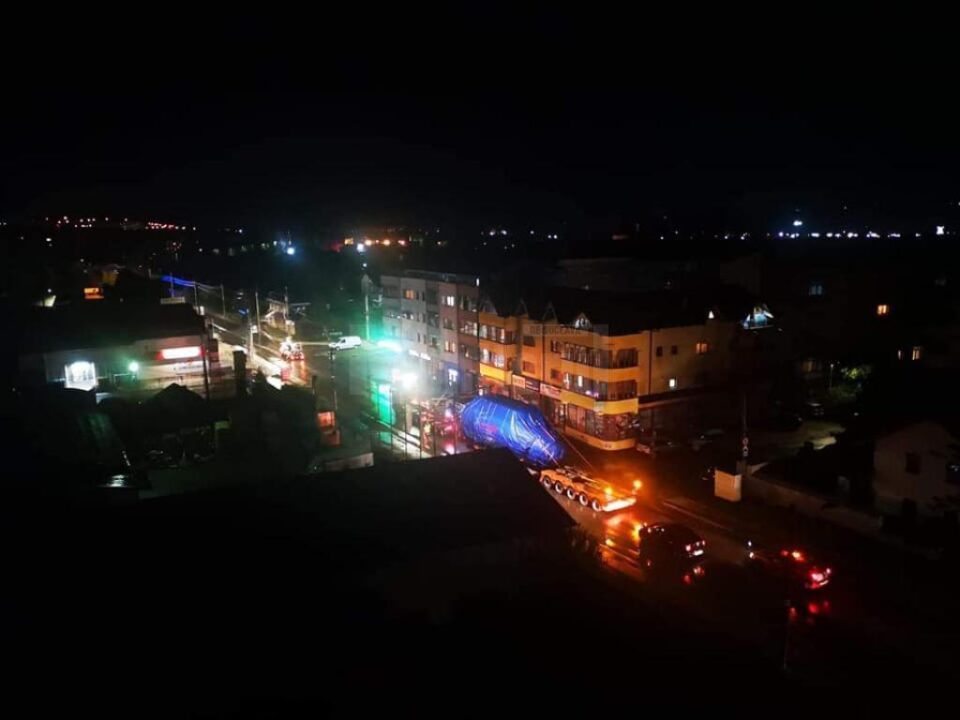Un transport agabaritic, în miez de noapte, prin Suceava carantinată, a stârnit adepții teoriilor conspiraționiste, dar și multe hohote de râs