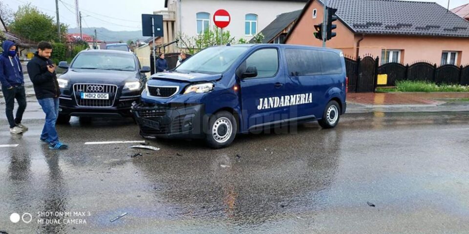 Dubă a Jandarmeriei, lovită de un Audi Q7 la ieșirea din Suceava spre Siret
