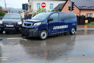 Dubă a Jandarmeriei, lovită de un Audi Q7 la ieșirea din Suceava spre Siret