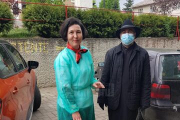 Predarea concentratorului de oxigen a fost făcută de părintele protoiereu Adrian Dulgheriu, în prezența medicului Elena Iftimesei