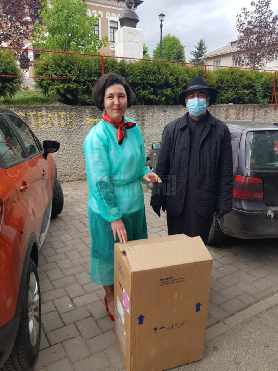 Predarea concentratorului de oxigen a fost făcută de părintele protoiereu Adrian Dulgheriu, în prezența medicului Elena Iftimesei Predarea concentratorului de oxigen a fost făcută de părintele protoiereu Adrian Dulgheriu, în prezența medicului Elena Iftimesei