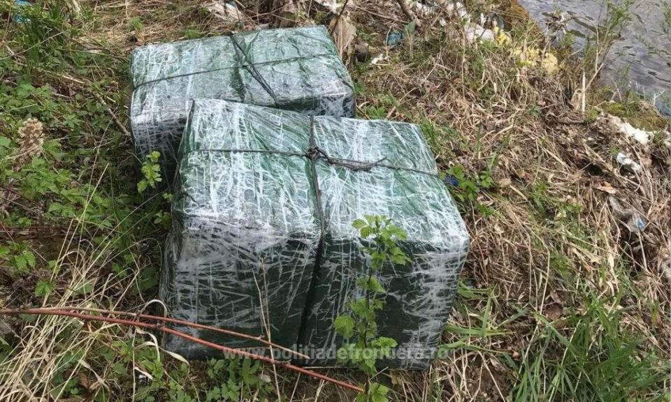 Țigări de contrabandă care au fost transportate cu drona