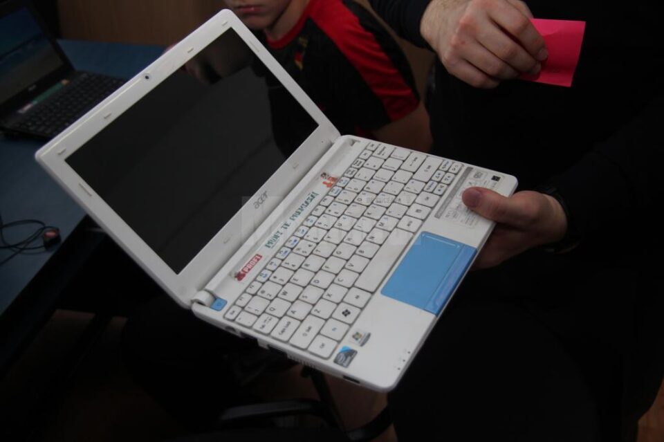 Sindicatele din educație cer dotarea profesorilor cu tablete sau laptopuri pentru învățământul online Sindicatele din educație cer dotarea profesorilor cu tablete sau laptopuri pentru învățământul online
