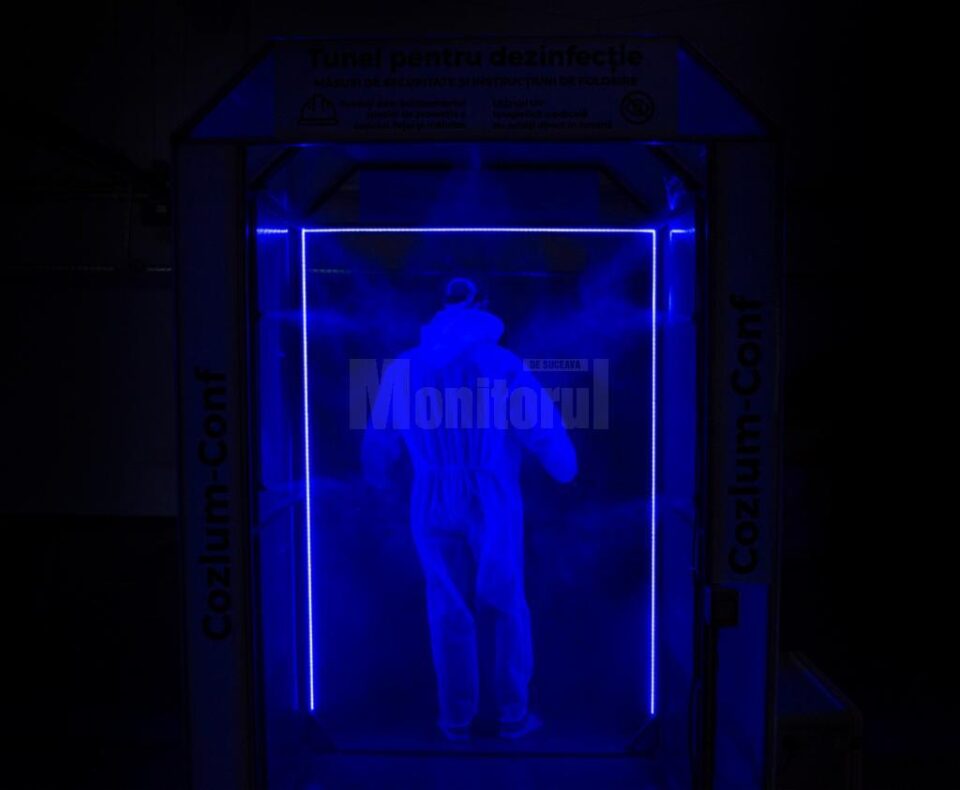 Pulverizarea care are loc in tunel, la lumina ledului ambiental