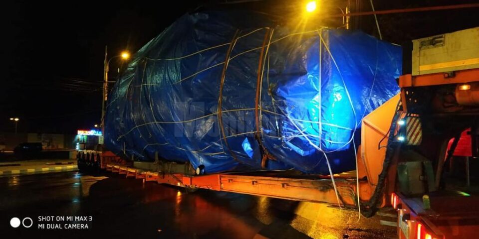 Un transport agabaritic, în miez de noapte, prin Suceava carantinată, a stârnit adepții teoriilor conspiraționiste, dar și multe hohote de râs
