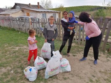 120 de familii nevoiașe din județ au primit alimente și produse de igienă din partea Fundației FARA