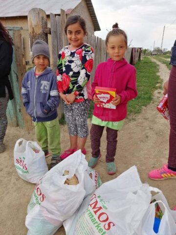 120 de familii nevoiașe din județ au primit alimente și produse de igienă din partea Fundației FARA