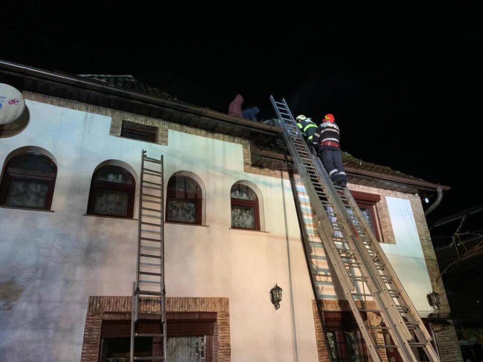 Acoperișul unei case din comuna Voitinel, distrus într-un incendiu