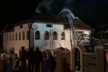 Acoperișul unei case din comuna Voitinel, distrus într-un incendiu