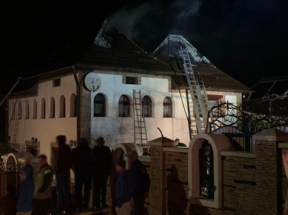 Acoperișul unei case din comuna Voitinel, distrus într-un incendiu