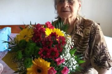 Centenara Lucea Bohatereț cu buchetul de flori primit din partea Primăriei Suceava la împlinirea vârstei de 103 ani