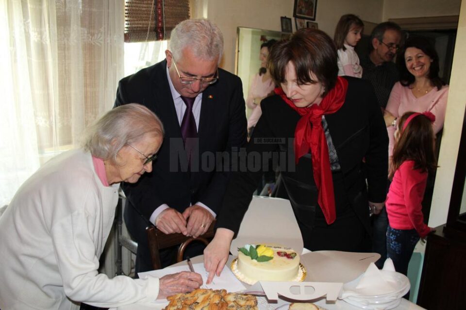 Centenara Lucea Bohatereț, sărbătorită de familia sa și primarul Sucevei, Ion Lungu, la împlinirea a 102 ani