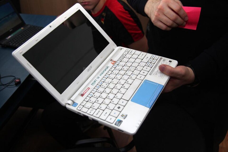 Tablete sau laptopuri pentru profesori