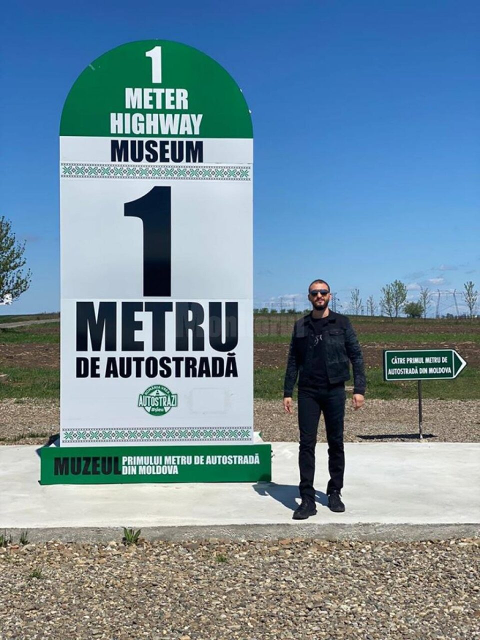 Ștefan Mandachi scoate la licitație borna de 4,2 metri de la primul metru de autostradă din Moldova