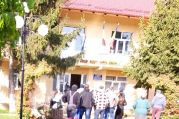 Scandal la Bosanci între primar și un grup de localnici. Motivul: un teren vândut de primar unei familii de romi