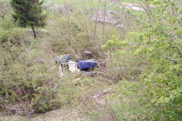 Bărbat de 73 de ani, mort după ce s-a răsturnat cu tractorul într-o râpă