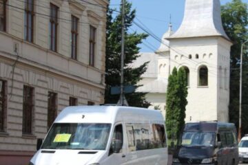 Oamenii nu au cu ce ajunge la muncă în Suceava din cauză că transportul public este paralizat aproape complet