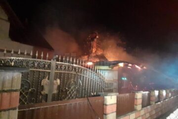 Un incendiu a afectat grav, marți seara, o gospodărie din comuna Voitinel