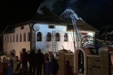 Flăcările au cuprins acoperișul, afectând tavanele și pereții la nivelul superior