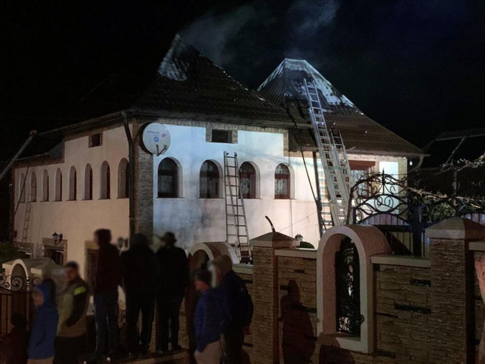 Flăcările au cuprins acoperișul, afectând tavanele și pereții la nivelul superior