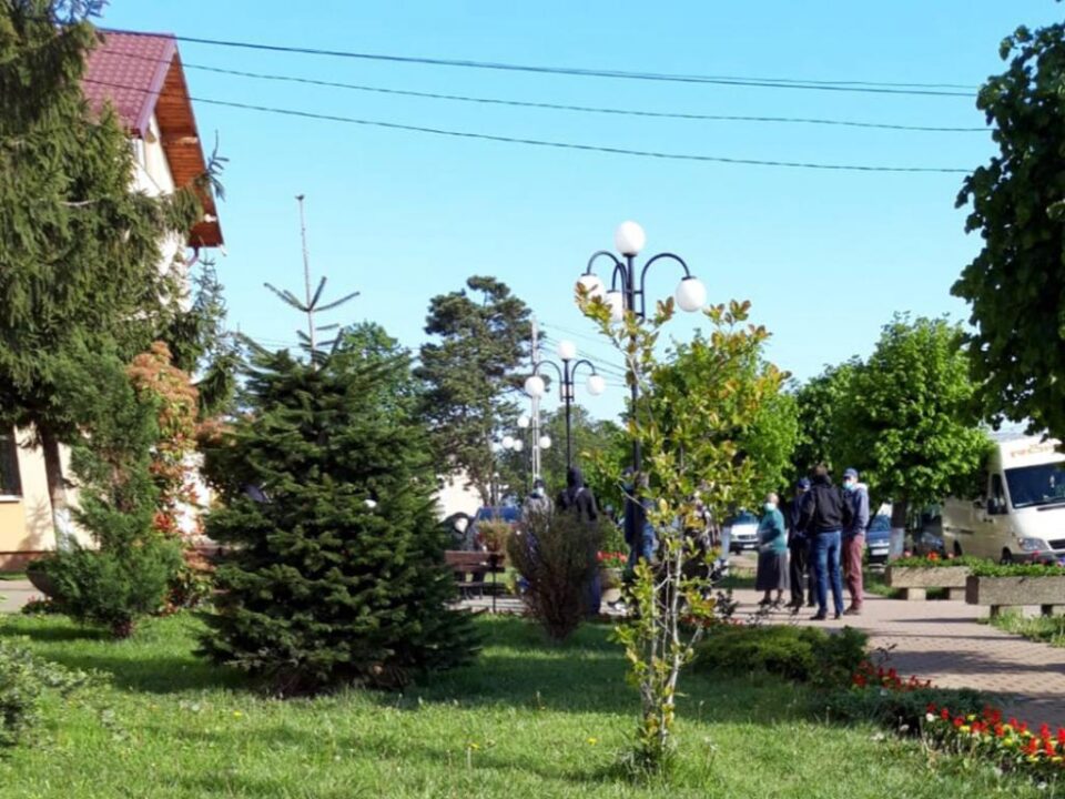 Scandal la Bosanci între primar și un grup de localnici. Motivul: un teren vândut de primar unei familii de romi