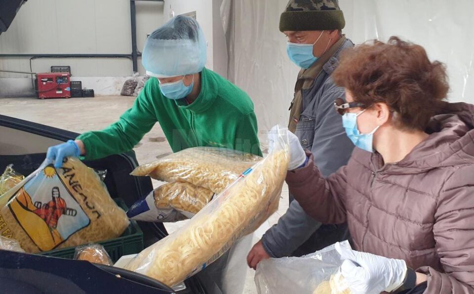 Căminul de bătrâni de la Mănăstirea Bogdănești a primit aproape o tonă și jumătate de alimente de la Centrul Social „Maria Ward”