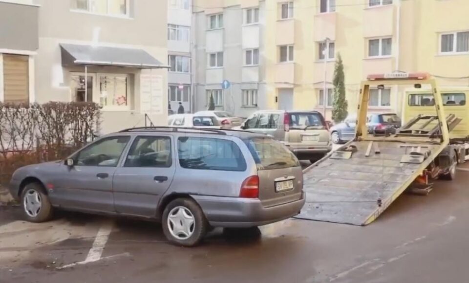 Primăria Suceava ridică mașinile abandonate pe domeniul public