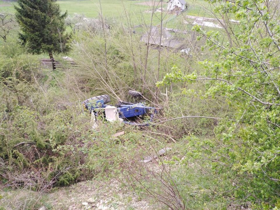 Bărbat de 73 de ani, mort după ce s-a răsturnat cu tractorul într-o râpă