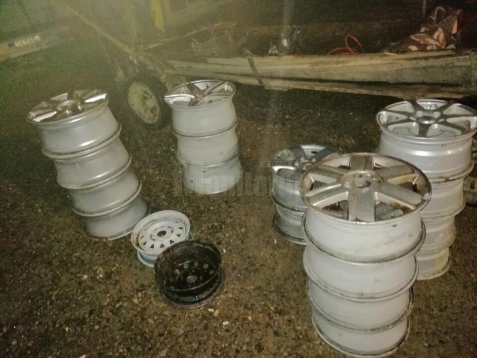Un copil de 14 ani, prins de jandarmi cu o căruță plină de jante auto furate