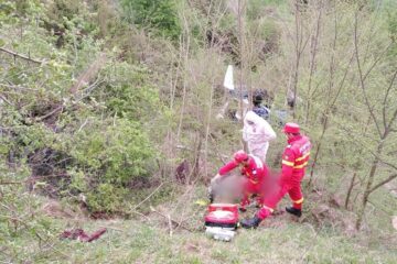 Bărbat de 73 de ani, mort după ce s-a răsturnat cu tractorul într-o râpă