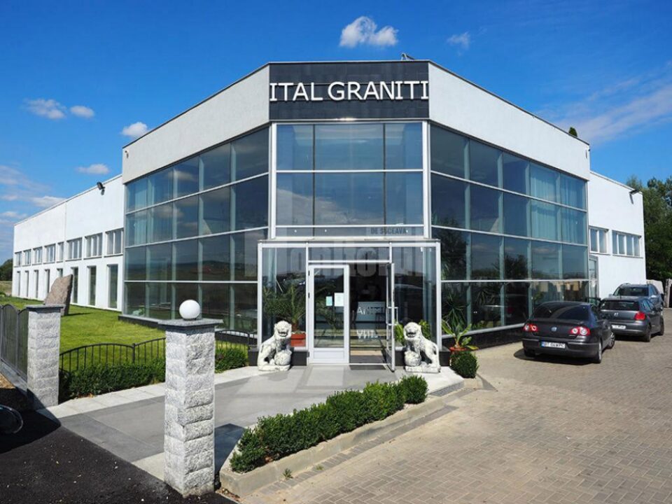 Sediul firmei Ital Graniti la intrarea în Rădăuți, lângă Podul Vladichii Sediul firmei Ital Graniti la intrarea în Rădăuți, lângă Podul Vladichii