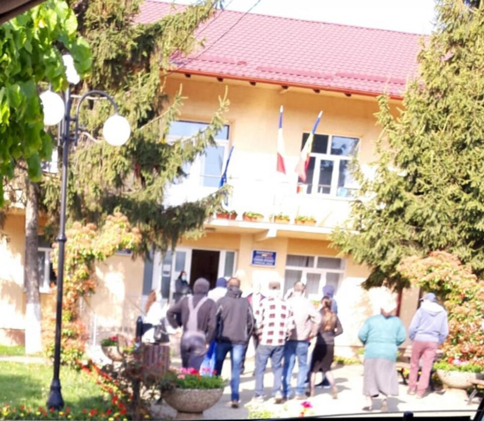 Scandal la Bosanci între primar și un grup de localnici. Motivul: un teren vândut de primar unei familii de romi