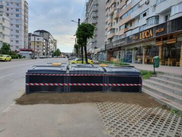 Noul punct de colectare a deșeurilor menajere, îngropat, amenajat pe o laterală a bulevardului George Enescu