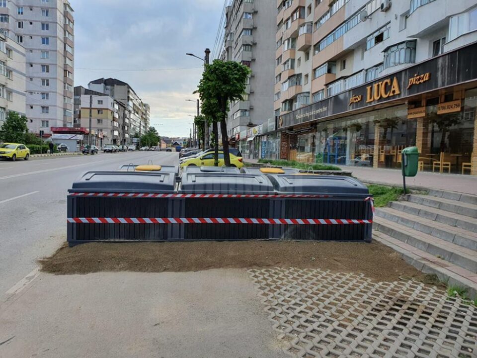 Noul punct de colectare a deșeurilor menajere, îngropat, amenajat pe o laterală a bulevardului George Enescu Noul punct de colectare a deșeurilor menajere, îngropat, amenajat pe o laterală a bulevardului George Enescu