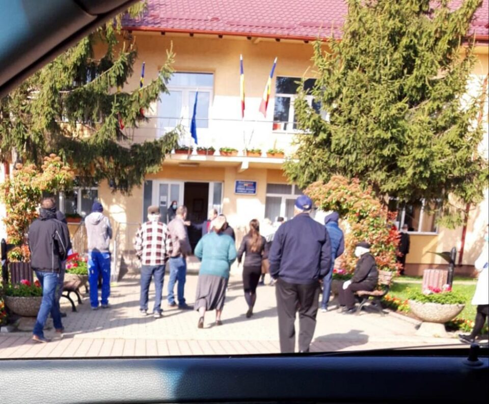 Aproximativ 20 de localnici din Bosanci au intrat în conflict cu primarul Neculai Miron și s-au adunat miercuri dimineață în fața sediului Primăriei