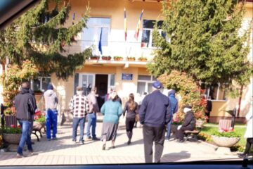Aproximativ 20 de localnici din Bosanci au intrat în conflict cu primarul Neculai Miron și s-au adunat miercuri dimineață în fața sediului Primăriei