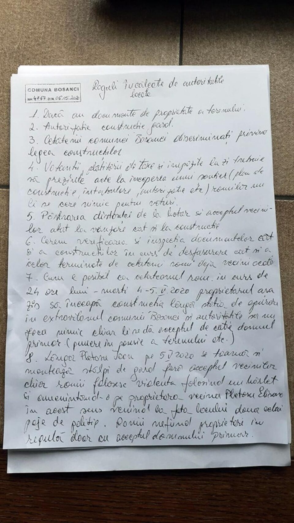 Scandal la Bosanci între primar și un grup de localnici. Motivul: un teren vândut de primar unei familii de romi